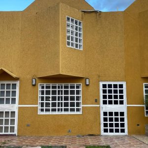 ¡VENDIDO! Town House en Laguna Park. Anaco. Ref: 1577
