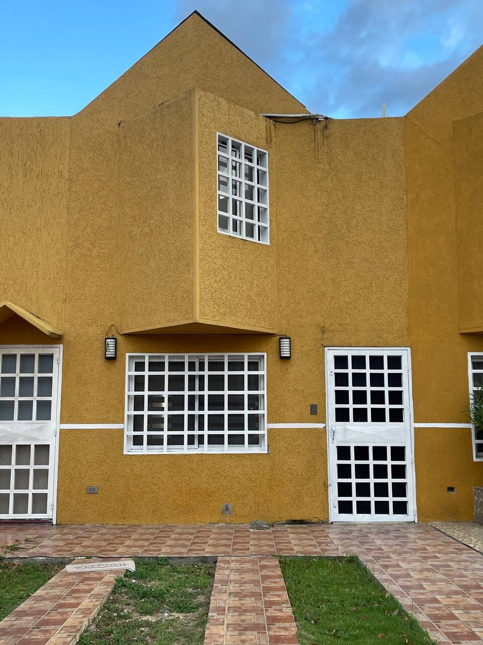 ¡VENDIDO! Town House en Laguna Park. Anaco. Ref: 1577