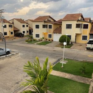 ¡ALQUILADO! Town House en Urb. Villas del Este. Anaco. Ref: 1395