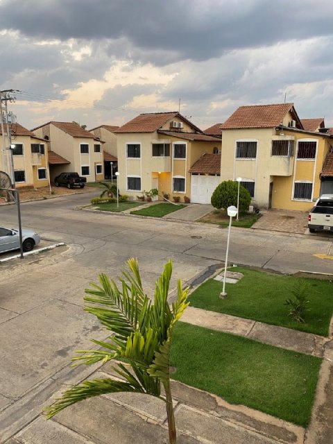 ¡ALQUILADO! Town House en Urb. Villas del Este. Anaco. Ref: 1395