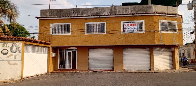 Edificio con Locales y Apartamentos. Calle Colon. Anaco. Ref.: 1420