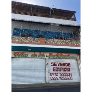 Edificio con Local Comercial y 2 Apartamentos, calle Caballero Sarmientos. Anaco. Ref: 1512