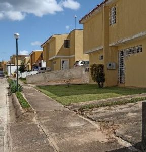 ¡VENDIDO! Town House en Urb. Parque Anaco. Frente del Beach Tenis. Anaco. Ref: 1315