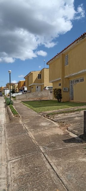 ¡VENDIDO! Town House en Urb. Parque Anaco. Frente del Beach Tenis. Anaco. Ref: 1315