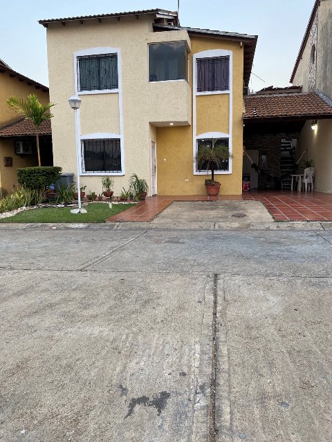 ¡ALQUILADO! Town House en Urb. Villas del Este. Anaco. Ref: 1395 - Image 13