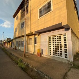 Edificio con Apto. Oficinas y Local Comercial. Anaco.  Ref: 1396