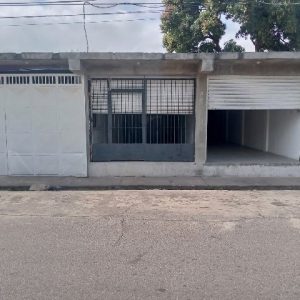 ¡ALQUILADO! Locales Comerciales, diagonal a la Plaza Guevara Lira. Anaco. Ref: 1352