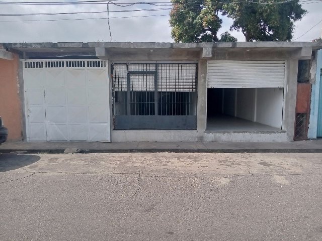 ¡ALQUILADO! Locales Comerciales, diagonal a la Plaza Guevara Lira. Anaco. Ref: 1352