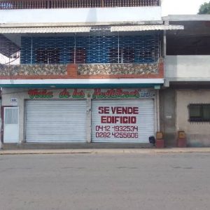 ¡VENDIDO! Edificio con 2 Aptos y Locales Comerciales. Calle Caballero Sarmiento. Anaco Ref: 1378