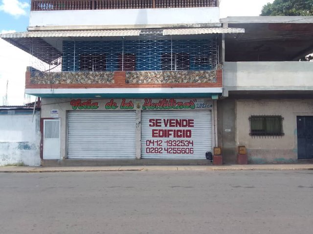 ¡VENDIDO! Edificio con 2 Aptos y Locales Comerciales. Calle Caballero Sarmiento. Anaco Ref: 1378