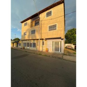 ¡Vendido! Edificio con Apartamento, Oficinas y Local Comercial. Calle Sucre entre Las Brisas y Democracia. Anaco. Ref: 1543