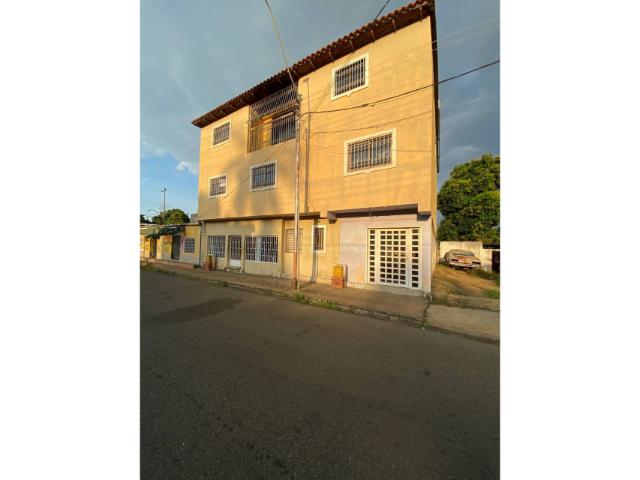 ¡Vendido! Edificio con Apartamento, Oficinas y Local Comercial. Calle Sucre entre Las Brisas y Democracia. Anaco. Ref: 1543
