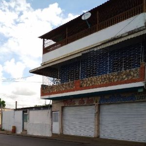 ¡ALQUILADO! Local Comercial céntrico con Apartamentos y Terreno. Anaco. Ref: 1326