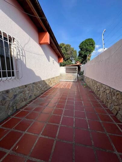 ¡ALQUILADA! Casa en Urbanización Las Tinajas viejas. Anaco. Ref: 1645 - Image 2