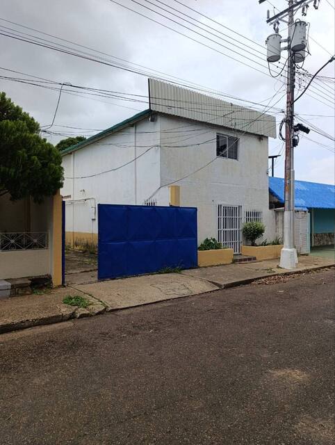 Oficinas Comerciales con Deposito. Calle Apure. Anaco. Ref: 1650