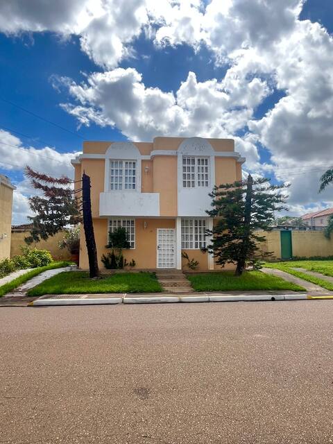 Town House en Urb. Anaco Plaza vía HP. Anaco. Ref: 1654