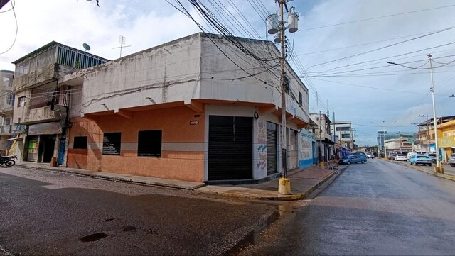 Edificio Comercial y Residencial en Av. Bolívar con calle Monagas. Anaco. Ref: 1665
