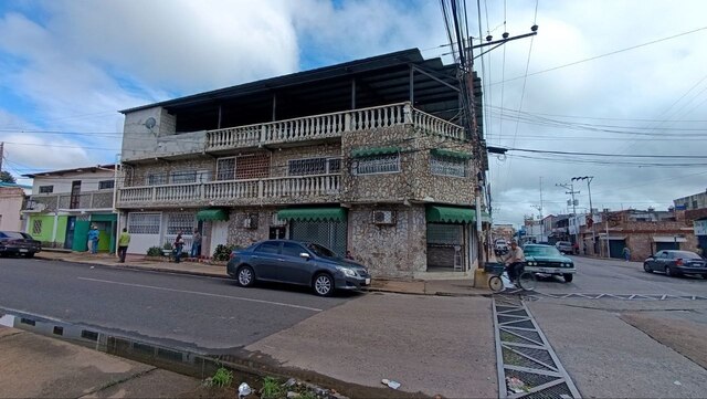 Local Comercial en calle 24 de Julio con calle Sucre. Anaco. Ref: 1688